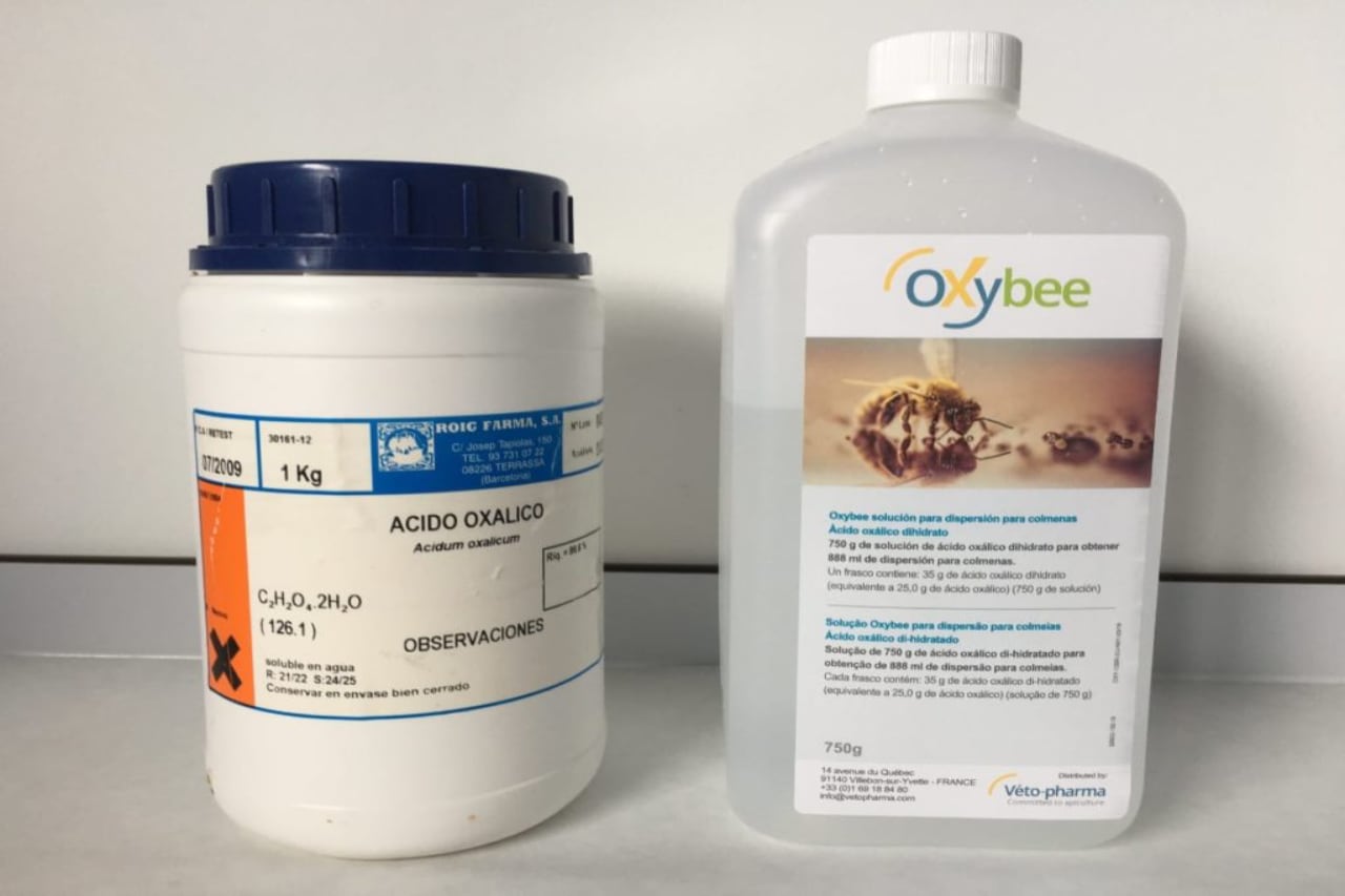 foto de envases de timol y oxavar, ambos para tratamientos en apicultura ecológica