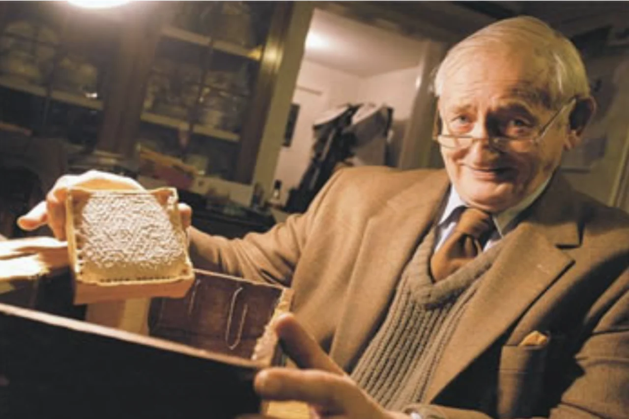 imagen de un apicultor feliz con un panal. Definición de apicultor